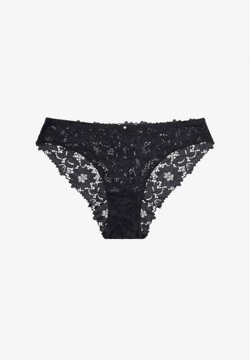 Трусы на бедрах