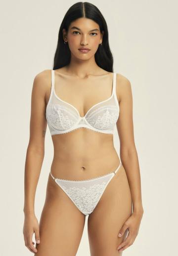 Трусы на бедрах