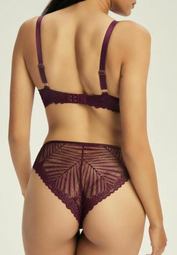 Трусы на бедрах