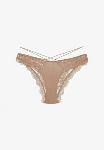 Трусы на бедрах