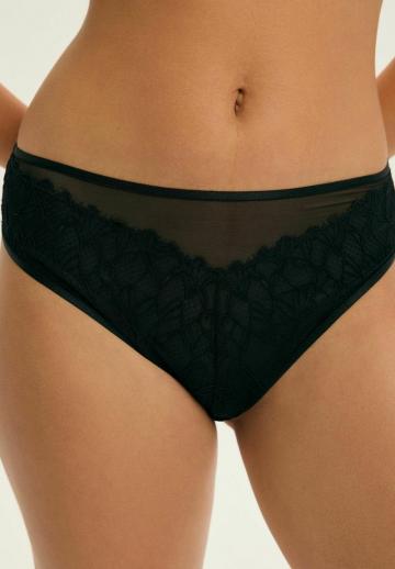 Трусы на бедрах