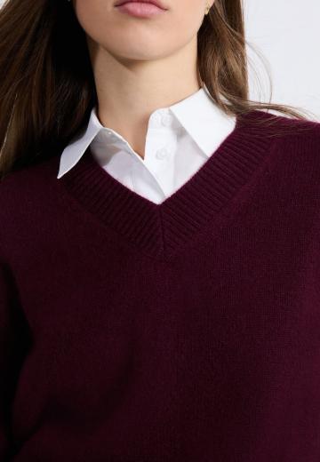 Пуловер с вырезом V