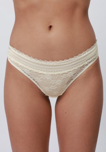 Трусы на бедрах