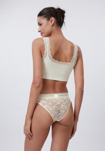 Трусы на бедрах