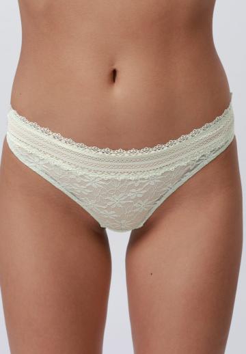 Трусы на бедрах