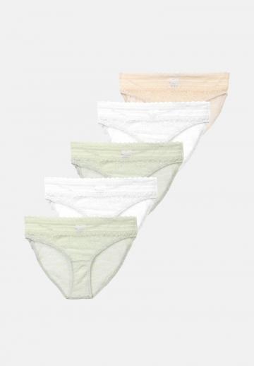 Трусы на бедрах