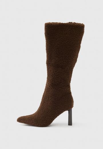 Высокие сапоги