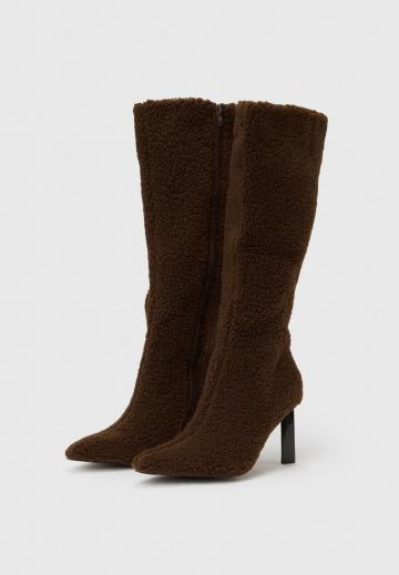 Высокие сапоги