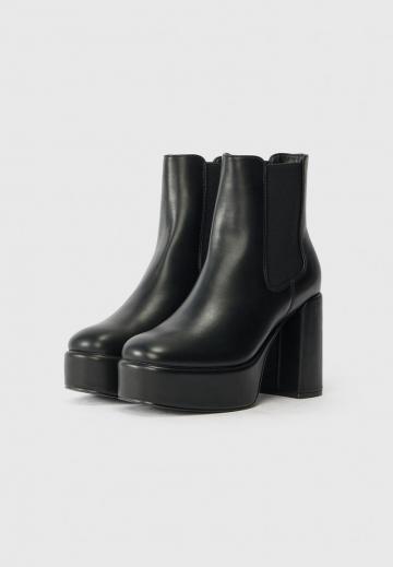 Высокие сапоги