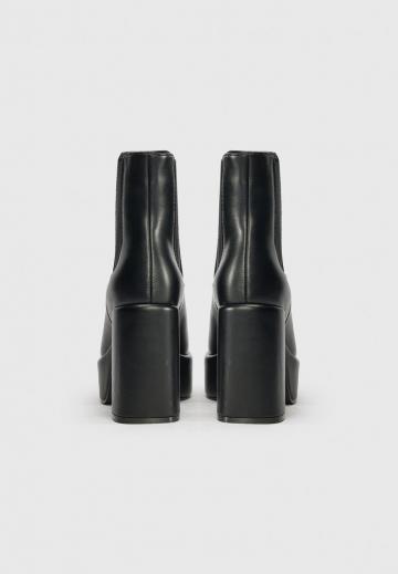 Высокие сапоги