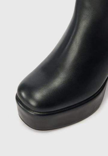 Высокие сапоги