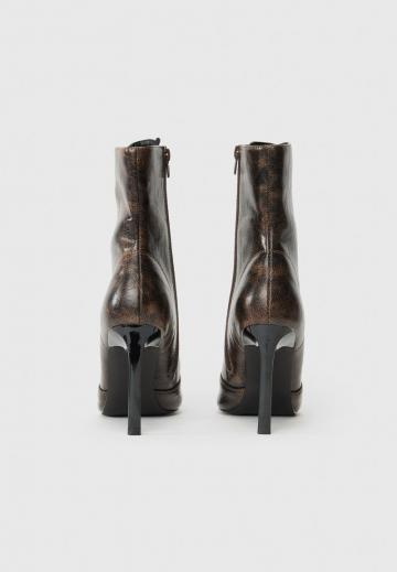 Высокие сапоги