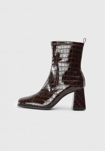 Высокие сапоги