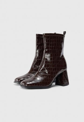 Высокие сапоги