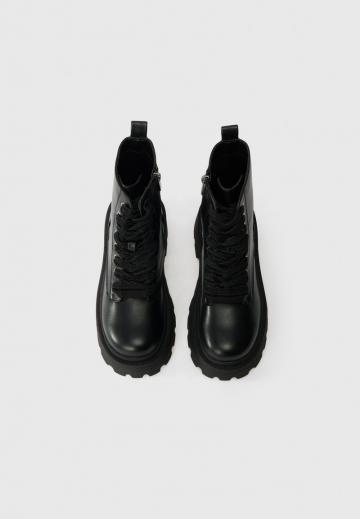 Ботинки на шнуровке