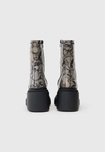 Сапожки на танкетке