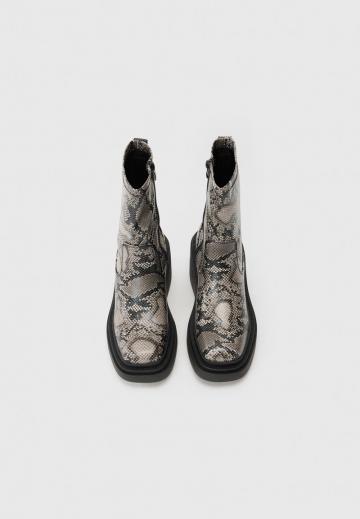 Сапожки на танкетке