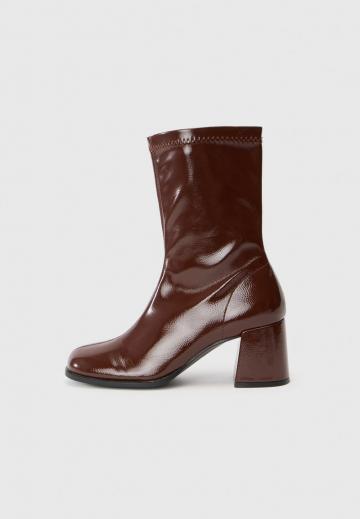 Высокие сапоги