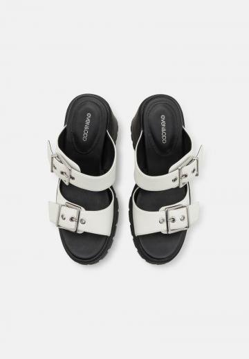 Босоножки на каблуке