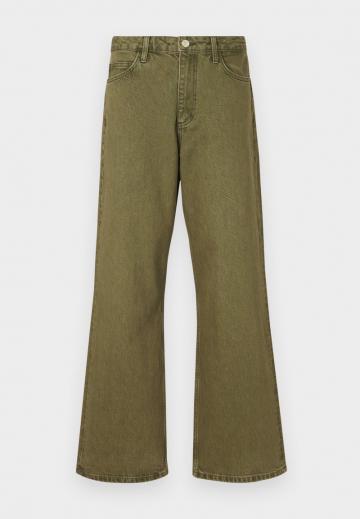 Клешеные джинсы