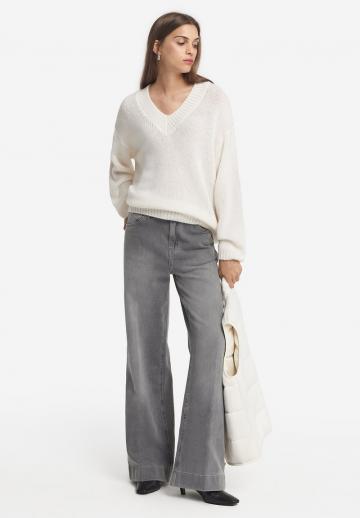Пуловер с вырезом V