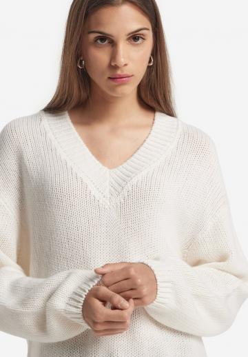 Пуловер с вырезом V