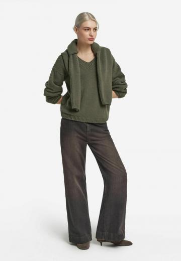 Пуловер с вырезом V