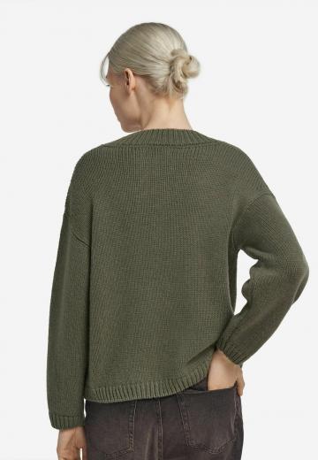 Пуловер с вырезом V