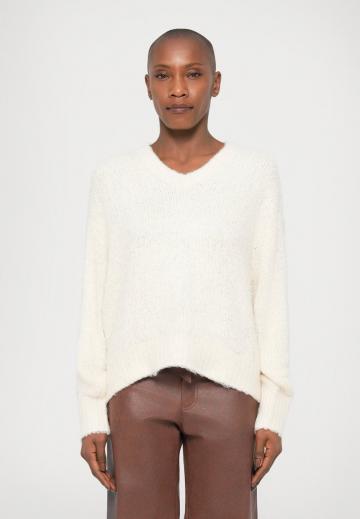 Пуловер с вырезом V