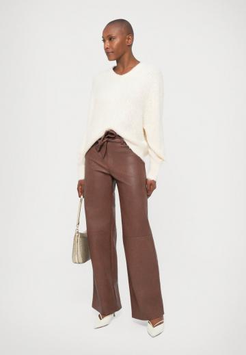 Пуловер с вырезом V