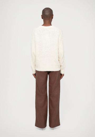 Пуловер с вырезом V