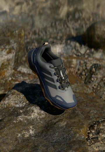 Походные кроссовки