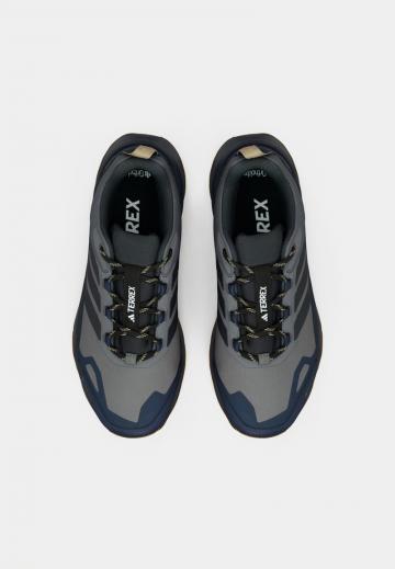 Походные кроссовки