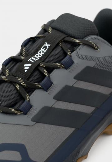 Походные кроссовки