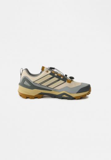 Походные кроссовки