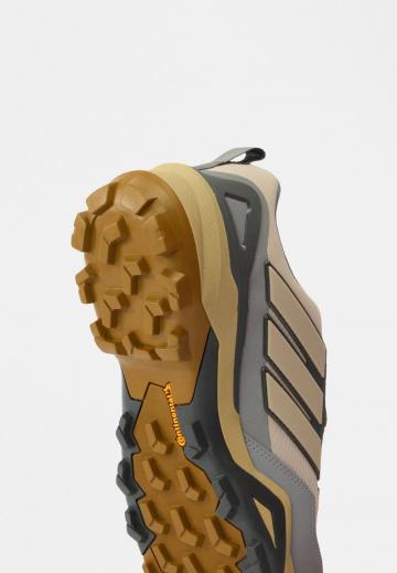 Походные кроссовки