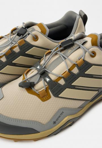 Походные кроссовки