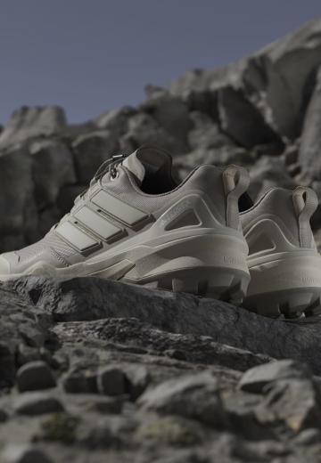 Походные кроссовки