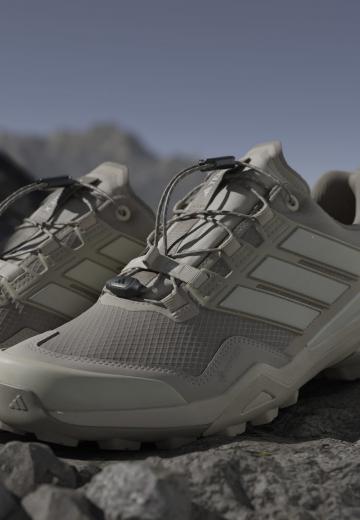 Походные кроссовки