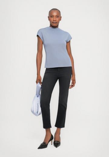 Узкие джинсы