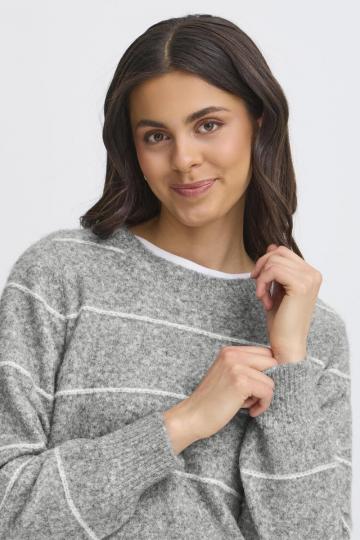 Пуловер в полоску