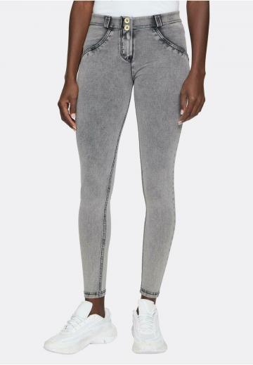 Короткие джинсы