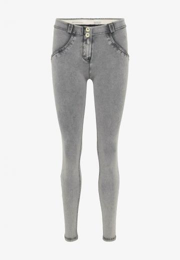 Короткие джинсы