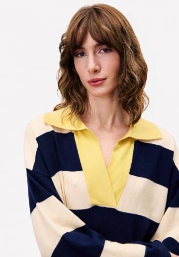 Пуловер с вырезом V