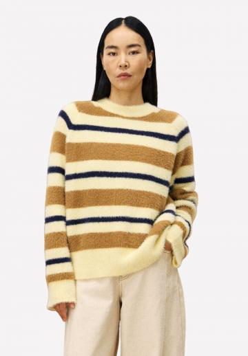 Пуловер в полоску