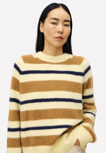 Пуловер в полоску