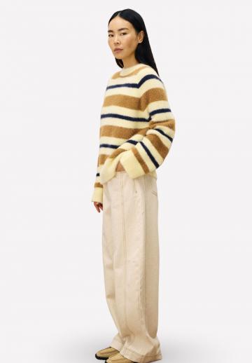 Пуловер в полоску