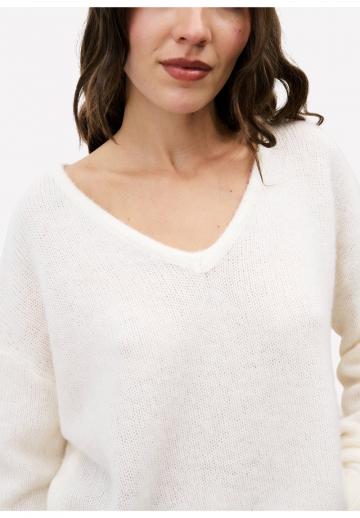 Пуловер с вырезом V