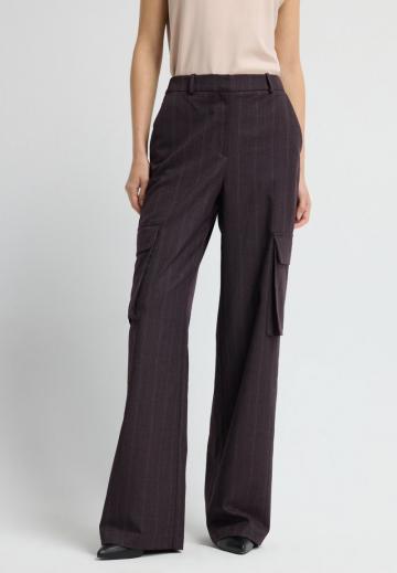 Брюки с накладными карманами