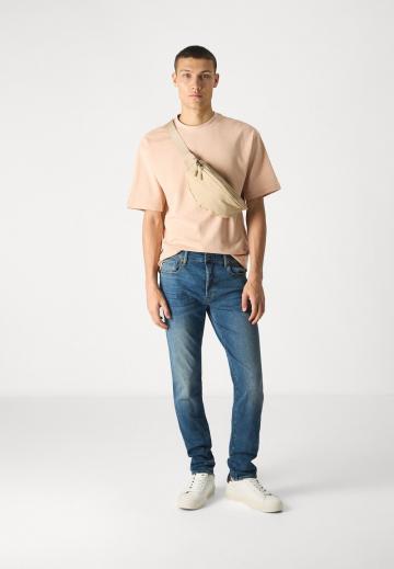 Узкие джинсы